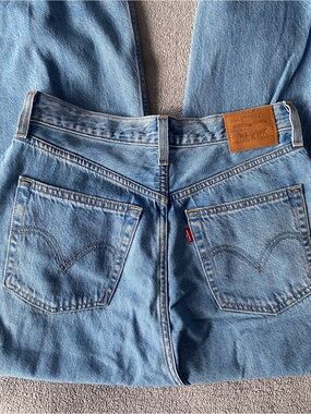 LEVI’S High Loose Pleated Jeans in Light/Medium Wash